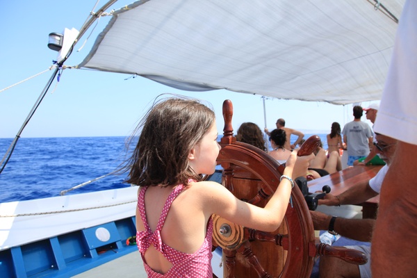Τα παιδιά διασκεδάζουν στις θαλάσσιες εκδρομές μας