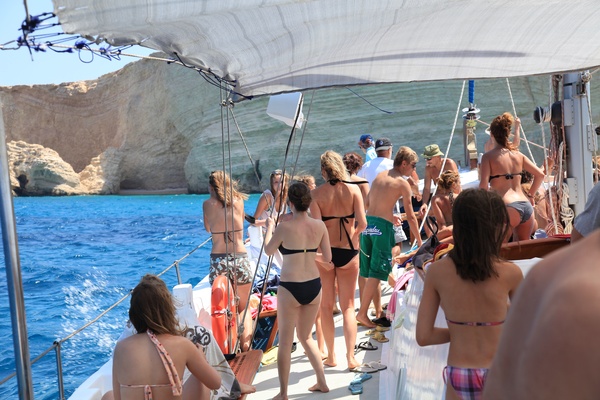 Sailing close-by the shore with 'Agios Georgios'